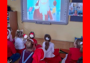 Dzieci z Sówek oglądają prezentację o Mikołaju